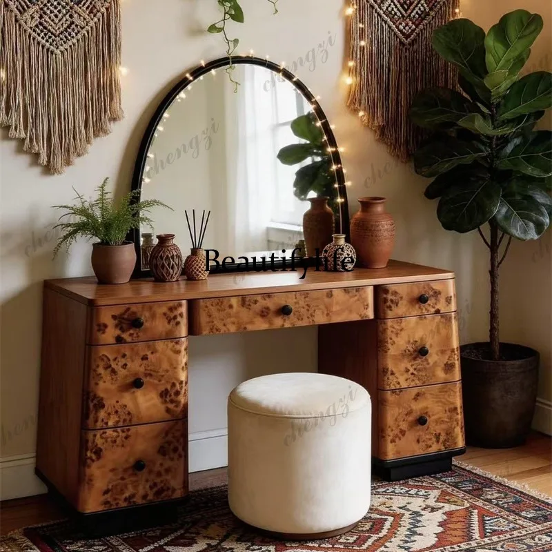 Beauty Makeup Table - Wunderschöner Schminktisch im mittelalterlichen Stil aus